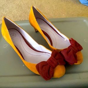 Mustard Johnston & Murphy Pumps! Gently Worn!